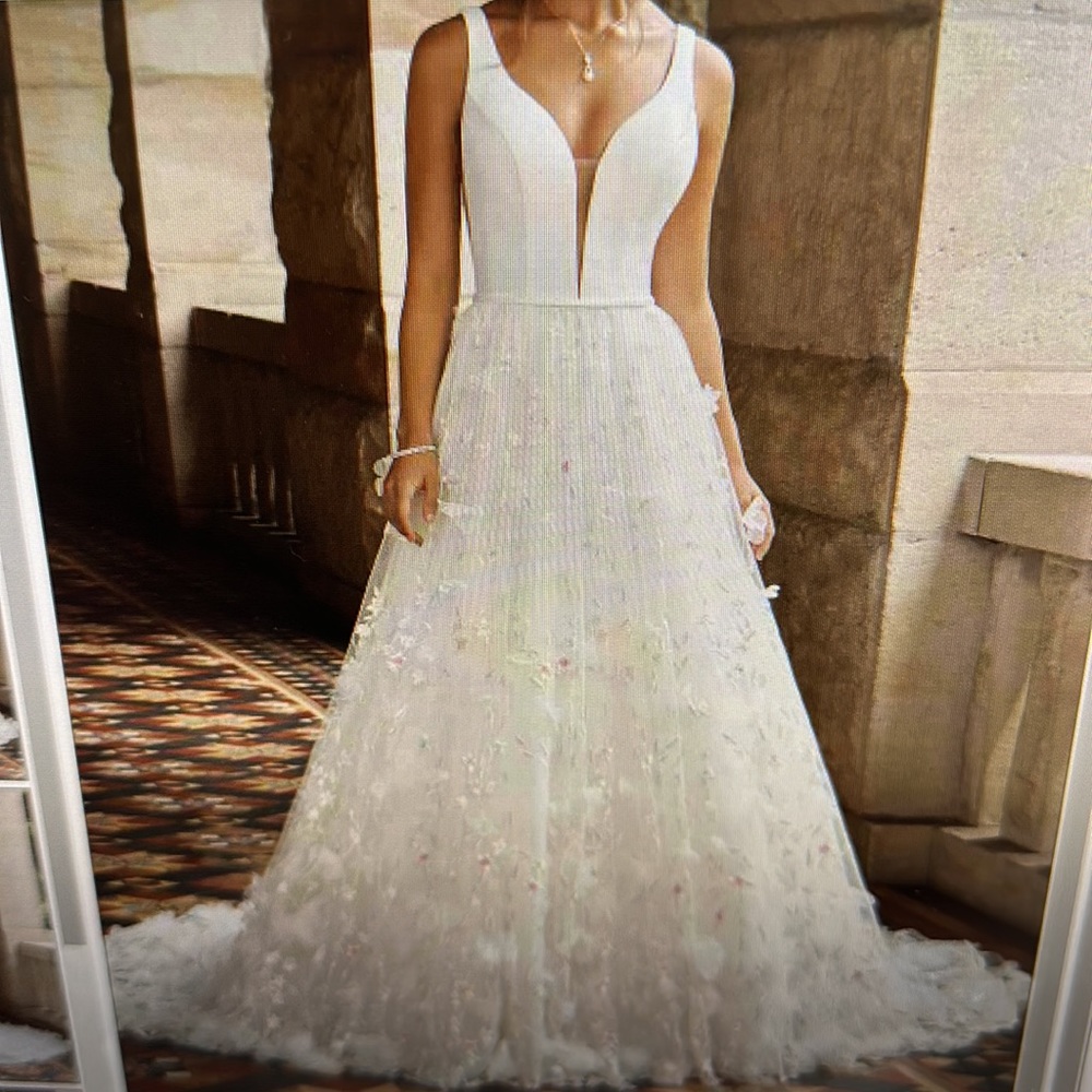 Sophia Tolli bridal gown. New. only tried on as a sample. bridal size 12. ivory